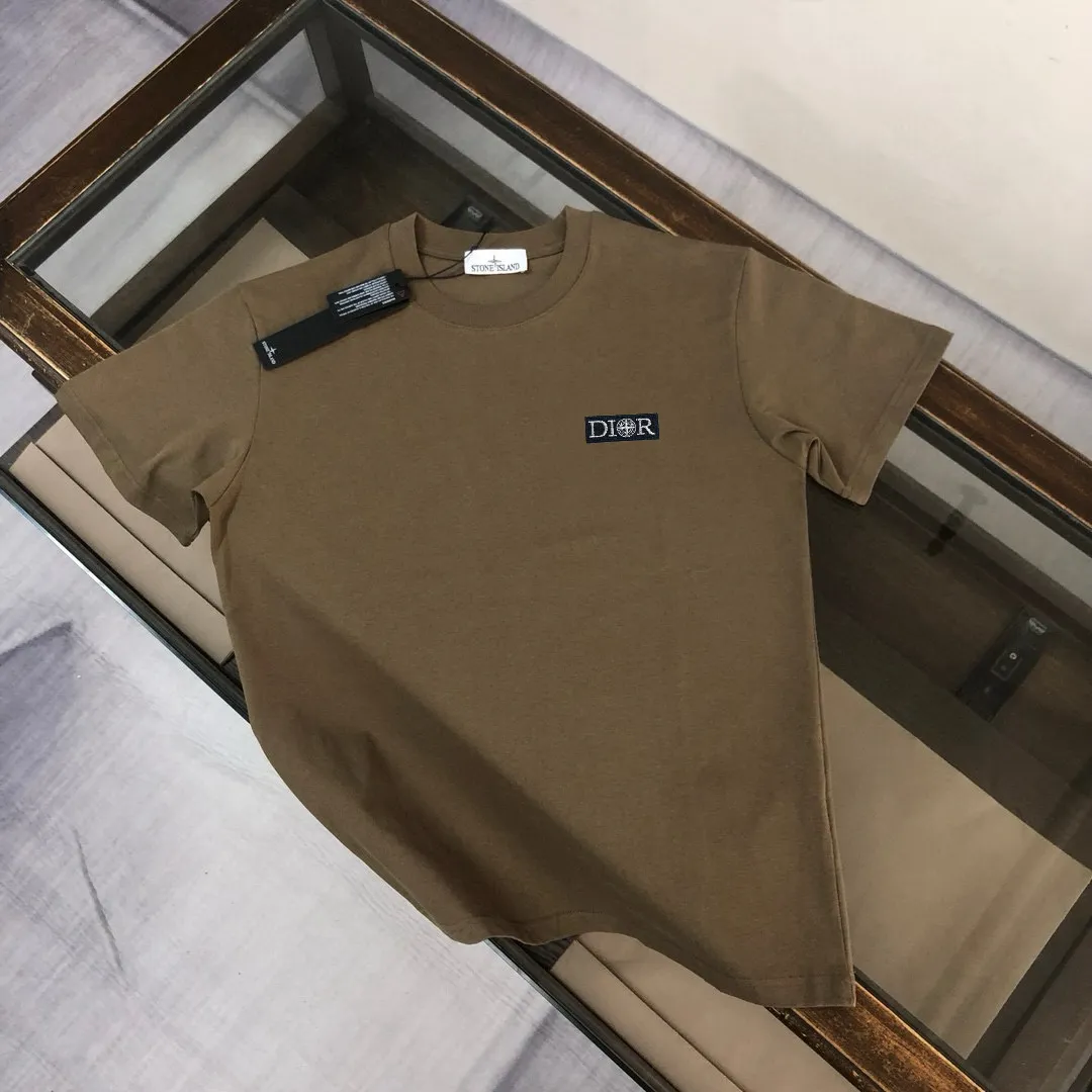 P150 A⭐️Stone Island Latest Couple Style Round Neck Short Sleeve Couple T-shirt ~ Spring and Summer New Product High Quality 🔥🔥Customized Unique Compass Logo Embroidery Logo Embellishment ~ Fashionable and Versatile Trendy Style Customized Imported Fabrics! Comfortable to wear, breathable, fashionable without losing personality, the upper body is casual and casual, handsome and stylish, showing the temperament of a big brand. All three standards are complete! ! Color: Black White Dark Gray Brown Size: SMLXLXXL